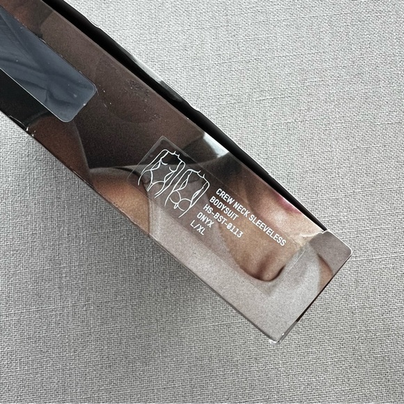 SKIMS Essential Crewneck Sleeveless Bodysuit - Picture 9 of 9